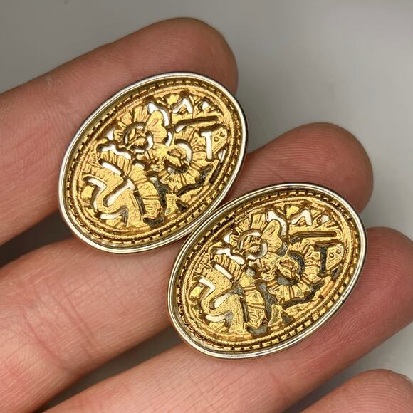 VTG Cut Out Filigree Clip-On Earrings Gold Tone Egyptian Revival Floral 50s-60s - Picture 8 of 8